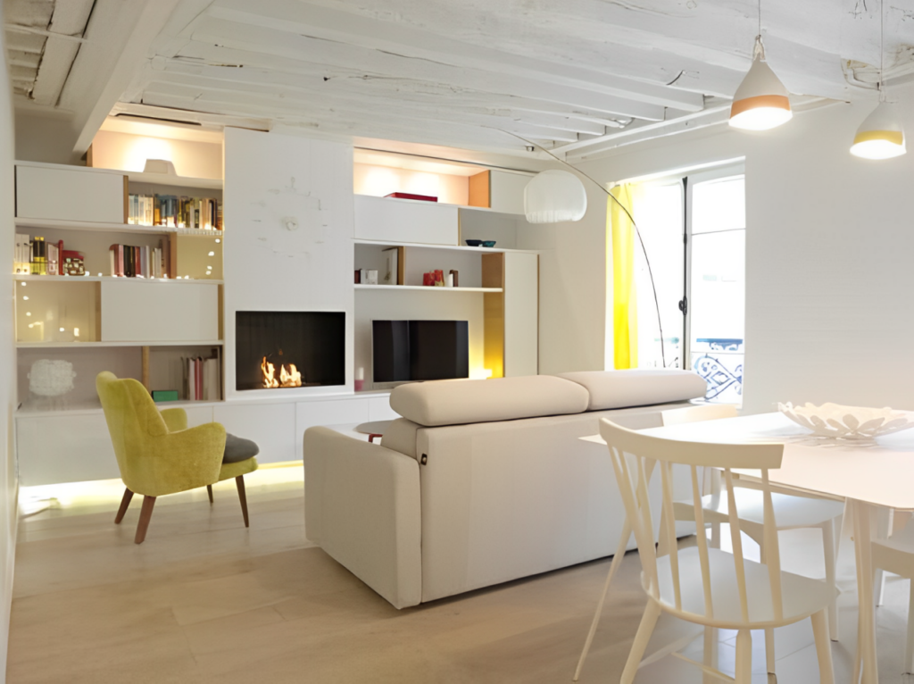 décoration d'un salon avec meubles et canapé blancs