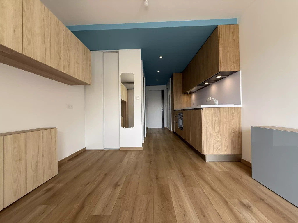 Vue du studio rénové depuis la baie vitrée
