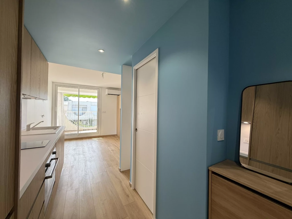 Vue du studio rénové depuis la porte d'entrée